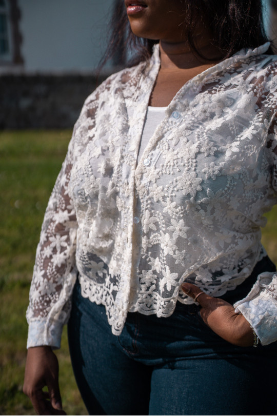 chemise blanche brodé pâquerettes