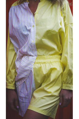 short femme jaune