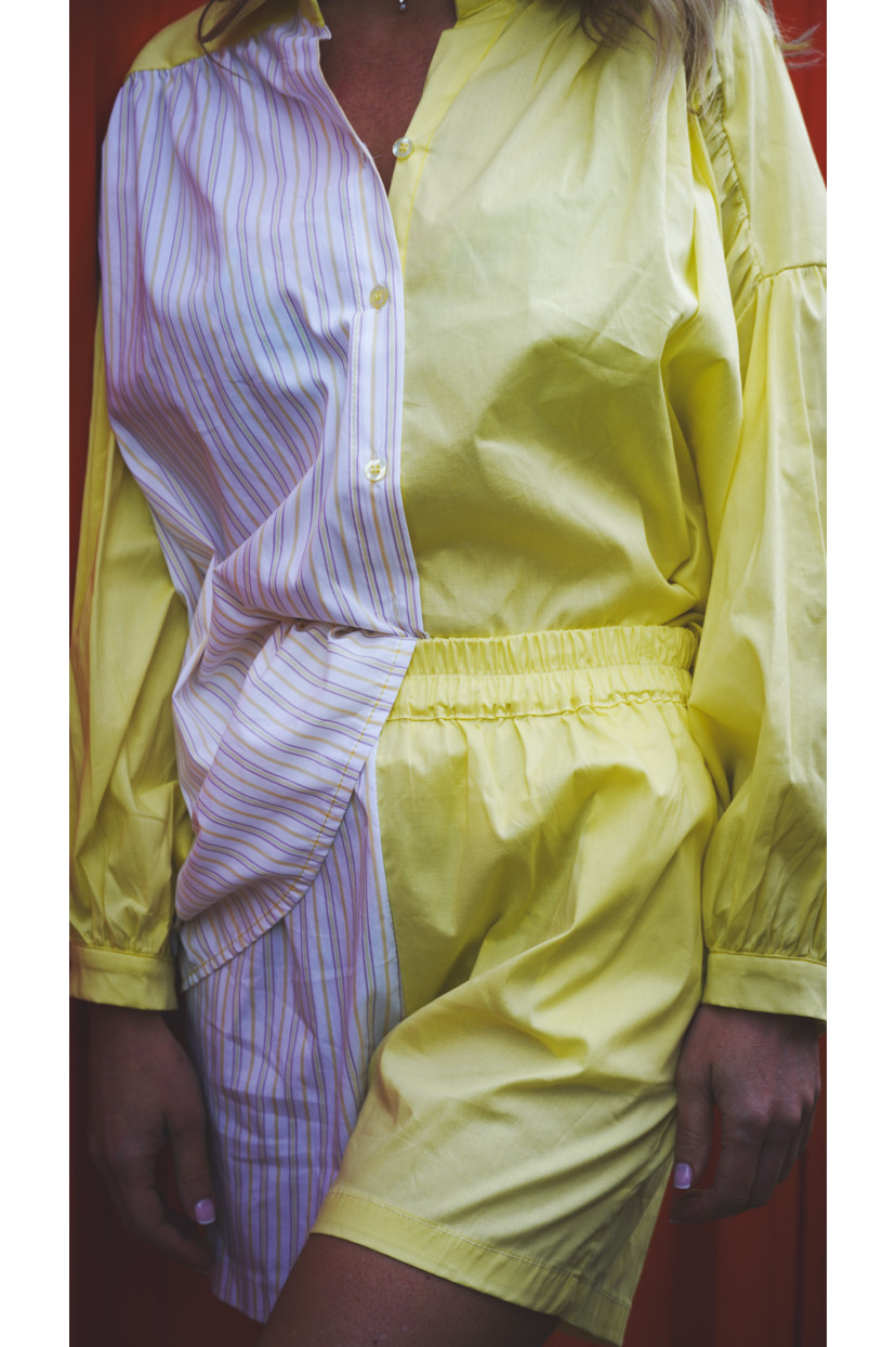 short femme jaune