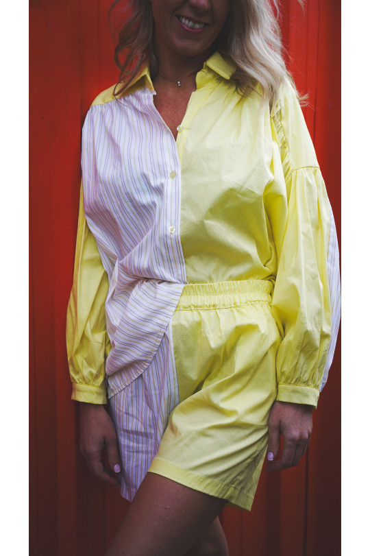 short femme jaune
