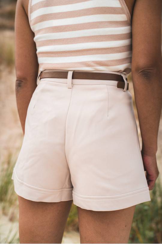 short ecru femme ceinturé chic
