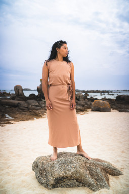Robe longue beige fendu