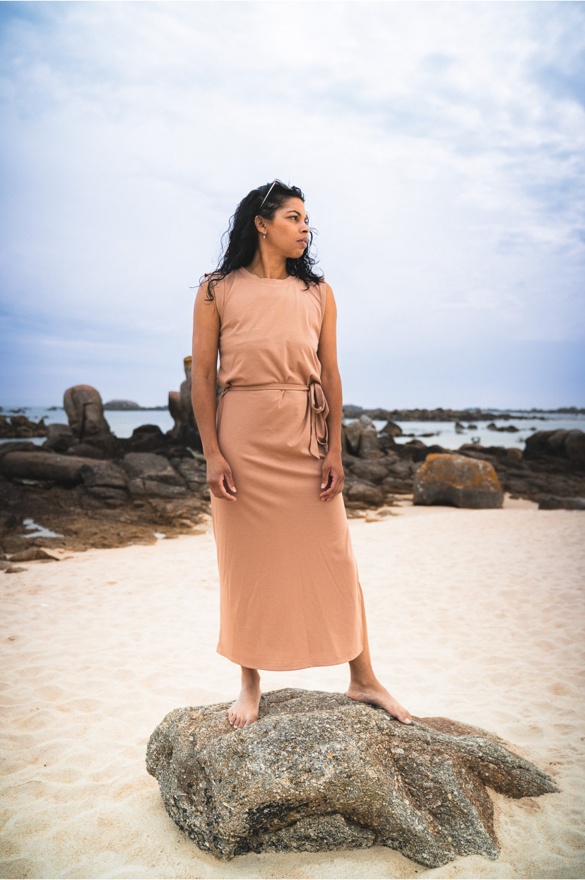 Robe longue beige fendu