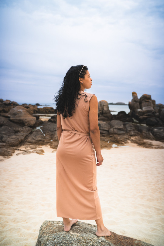 Robe longue beige fendu