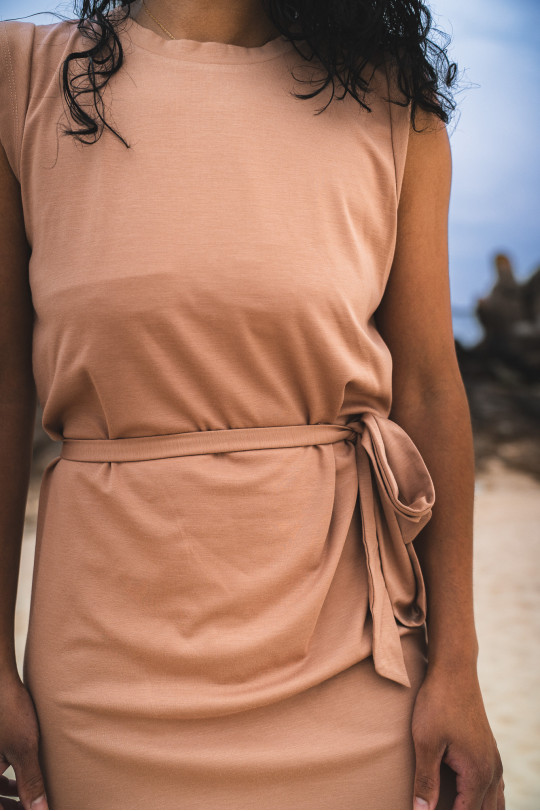 Robe longue beige fendu